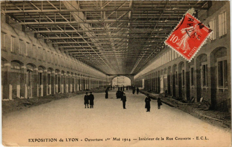 Carte postale ancienne Exposition de Lyon Interieur de la Rue Couverte à Lyon