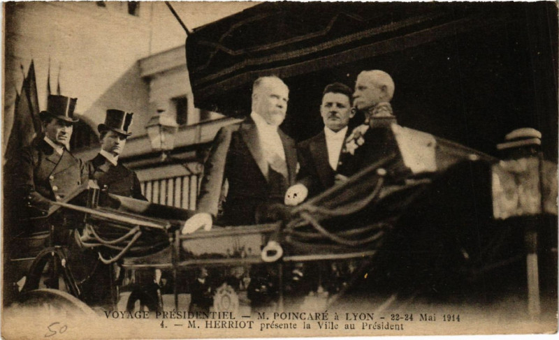Carte postale ancienne Lyon-Voyage Presidentiel. M.Herriot presente la Ville au President à Lyon