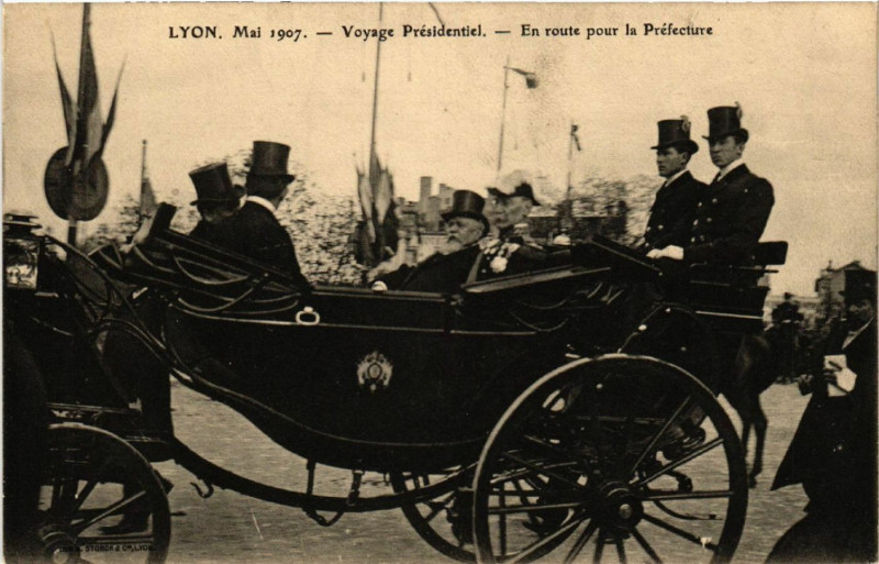 Carte postale ancienne Lyon-Voyage Presidentiel. En route pour la Prefecture à Lyon