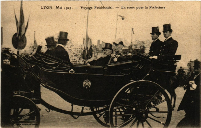 Carte postale ancienne Lyon-Voyage Presidentiel. En route pour la Prefecture à Lyon