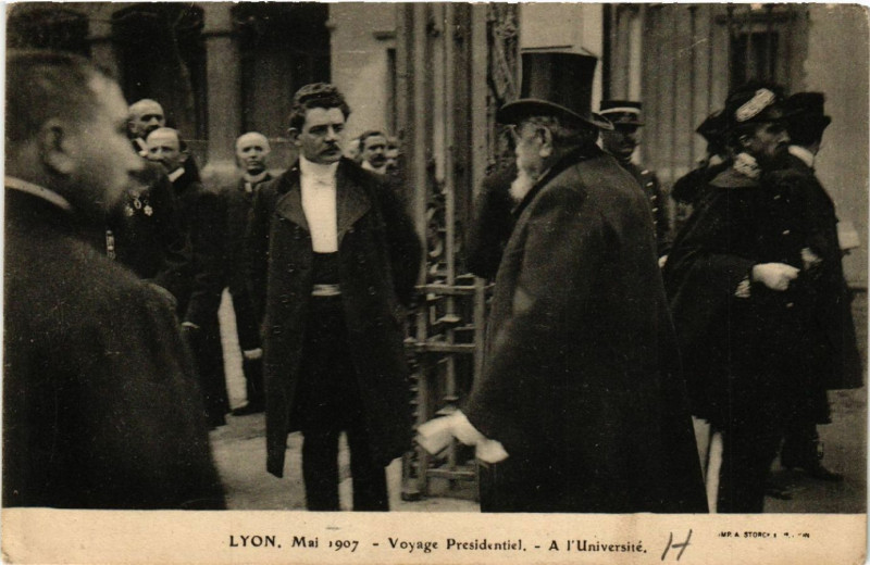 Carte postale ancienne Lyon-Voyage Presidentiel. A l'Universite à Lyon