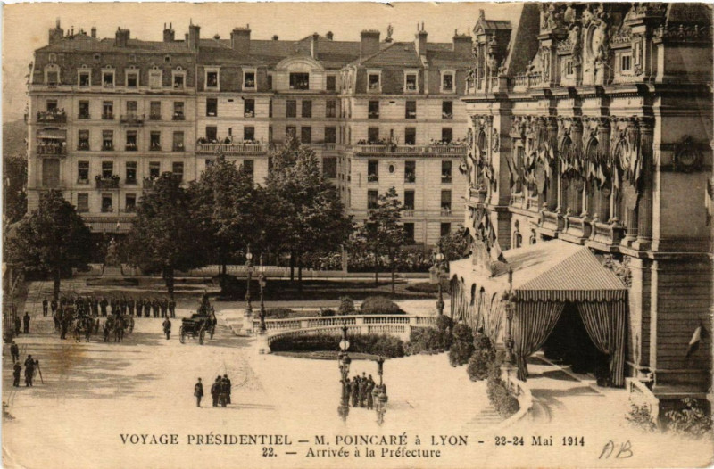 Carte postale ancienne Lyon-Voyage Presidentiel Arrivée a la Prefecture M.Poincare à Lyon