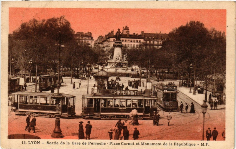 Carte postale ancienne Lyon-Sortie de la Gare de Perrache Place Carnot et Monument à Lyon