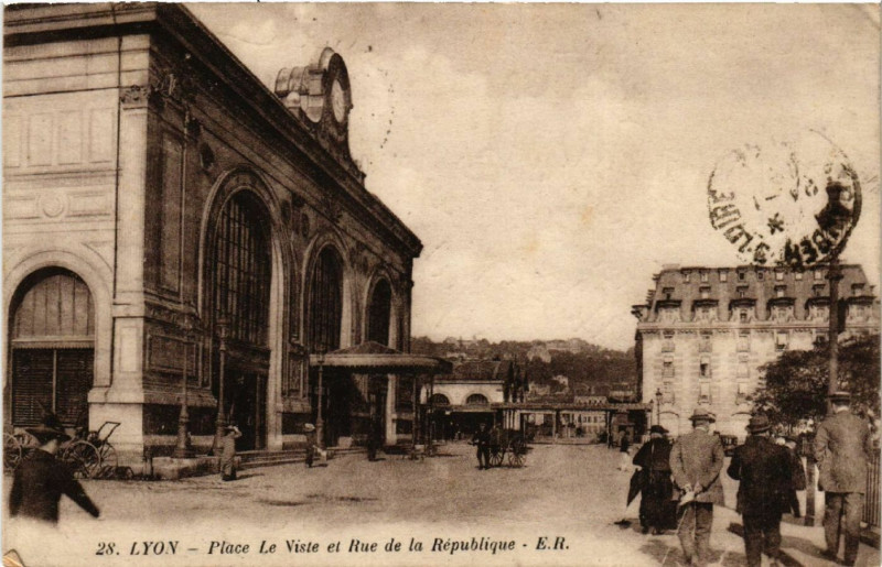 Carte postale ancienne Lyon-Place Le Viste et Rue de la Republique à Lyon