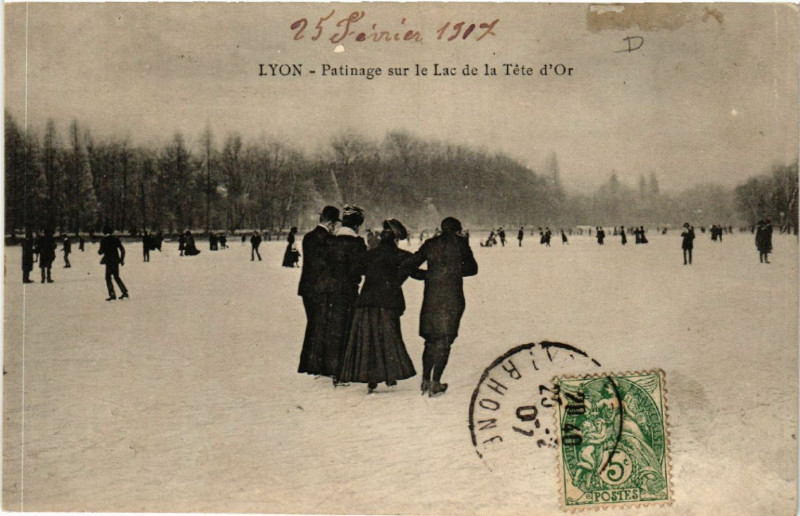 Carte postale ancienne Lyon-Patinage sur le Lac de la Tete d'Or à Lyon