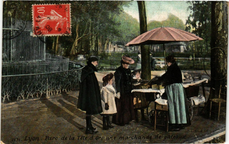 Carte postale ancienne Lyon-Parc de la Tete d'Or une marchande de gateaux à Lyon