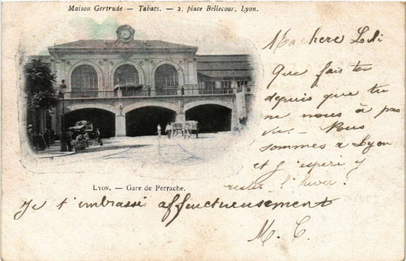 Carte postale ancienne Lyon-Maison Gertrude Tabacs. Place Bellecour Lyon à Lyon
