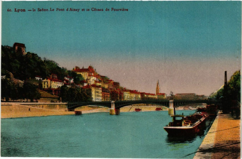 Carte postale ancienne Lyon-La Saone. Le Pont d'Ainay et le Coteau de Fourviere à Lyon