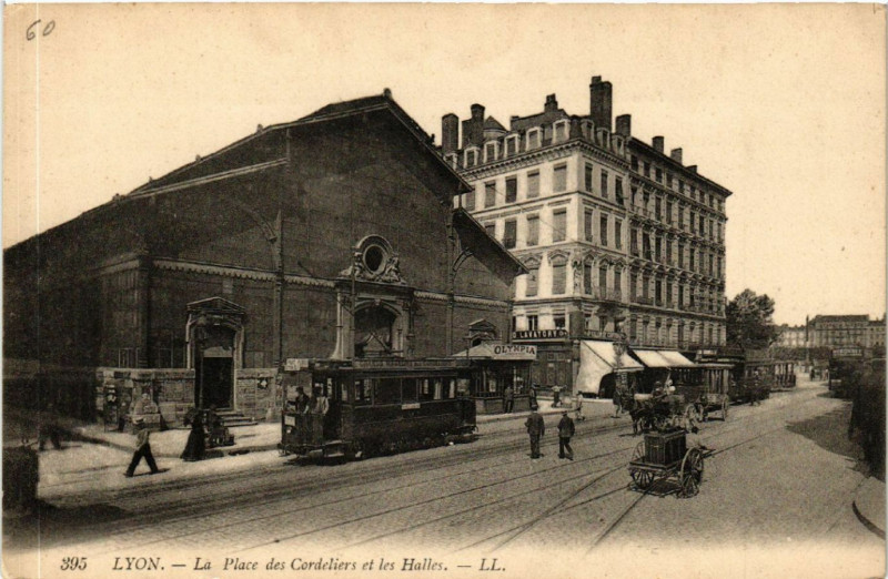 Carte postale ancienne Lyon-La Place des Cordeliers et Les Halles à Lyon