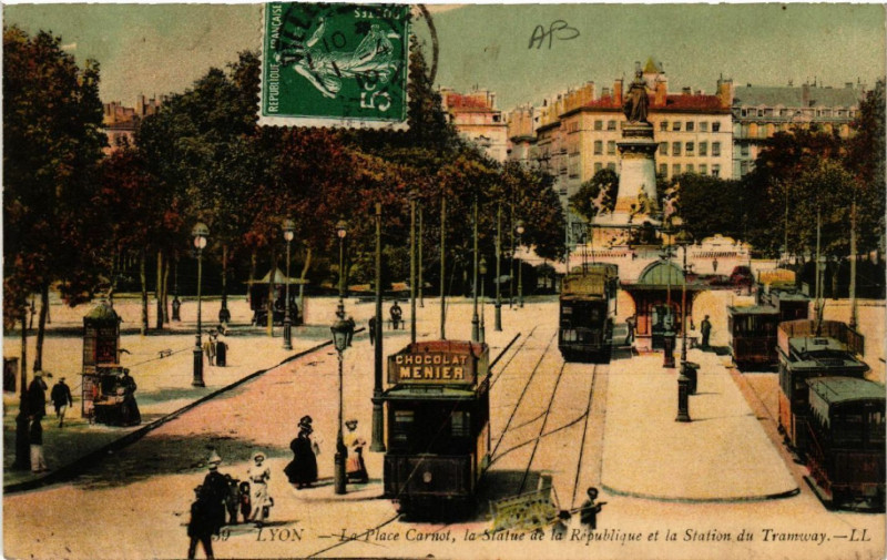 Carte postale ancienne Lyon-La Place Carnot la Statue de la Republique et la Station à Lyon
