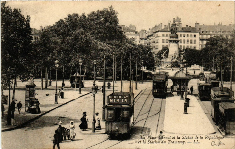Carte postale ancienne Lyon-La Place Carnot et la Statue de la Republique à Lyon