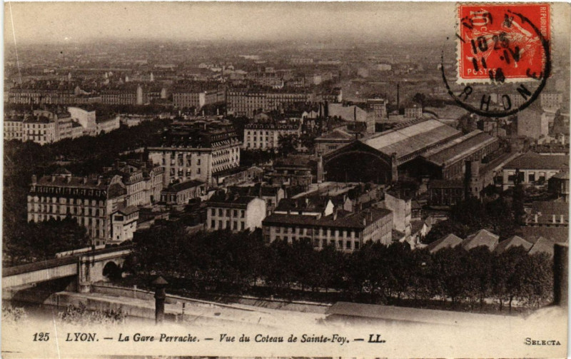 Carte postale ancienne Lyon-La Gare Perrache Vue du Coteau de Ste-Foy à Lyon