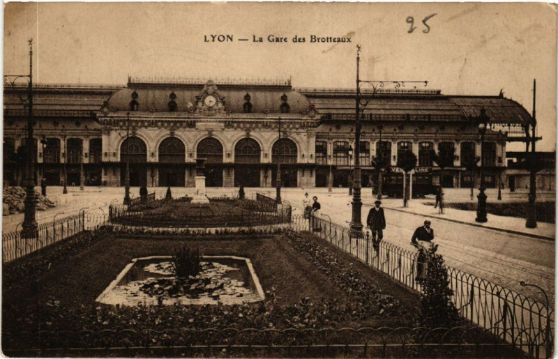 Carte postale ancienne Lyon-La Gare des Brotteaux à Lyon