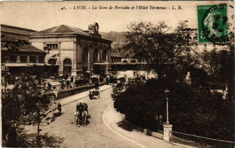 Carte postale ancienne Lyon-La Gare de Perrache et l'Hotel Terminus à Lyon