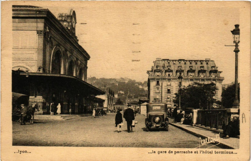 Carte postale ancienne Lyon-La Gare de Perrache et l'Hotel Terminus à Lyon