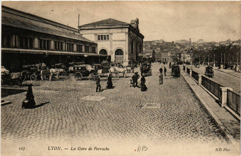 Carte postale ancienne Lyon-La Gare de Perrache à Lyon
