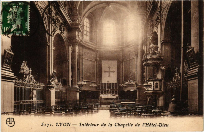 Carte postale ancienne Lyon-Interieur de la Chapelle de l'Hotel-Dieu à Lyon