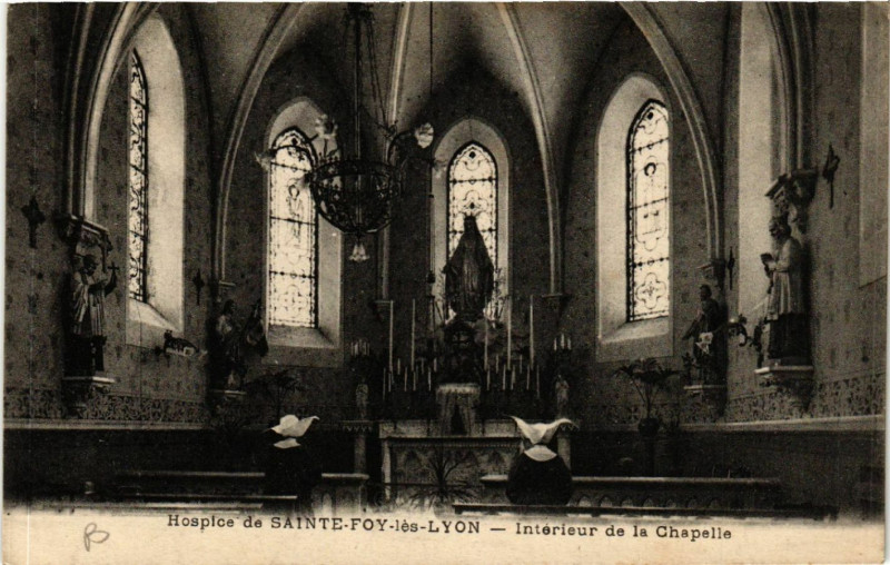 Carte postale ancienne Lyon-Hospice de Ste-Foy les Lyon Interieur de la Chapelle à Lyon