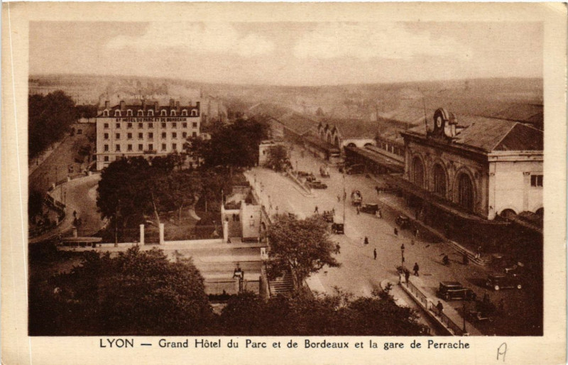 Carte postale ancienne Lyon-Grand Hotel du Parc et de Bordeaux et la gare de Perrache à Lyon