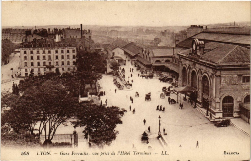 Carte postale ancienne Lyon-Gare Perrache vue prise de l'Hotel Terminus à Lyon