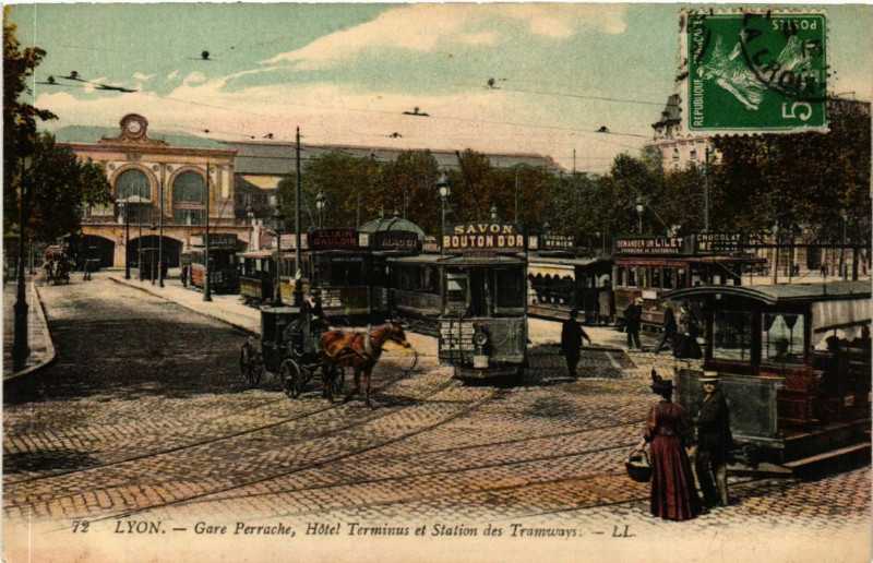 Carte postale ancienne Lyon-Gare Perrache Hotel Terminus et Station des Tramways à Lyon