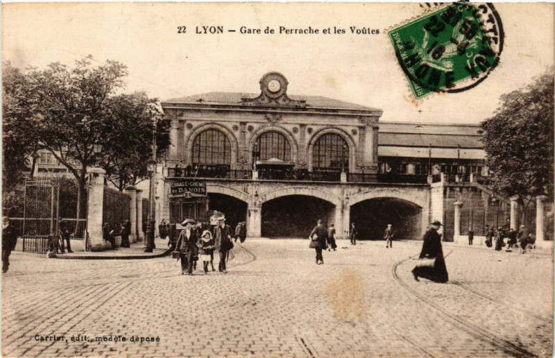 Carte postale ancienne Lyon-Gare Perrache et les Voutes à Lyon