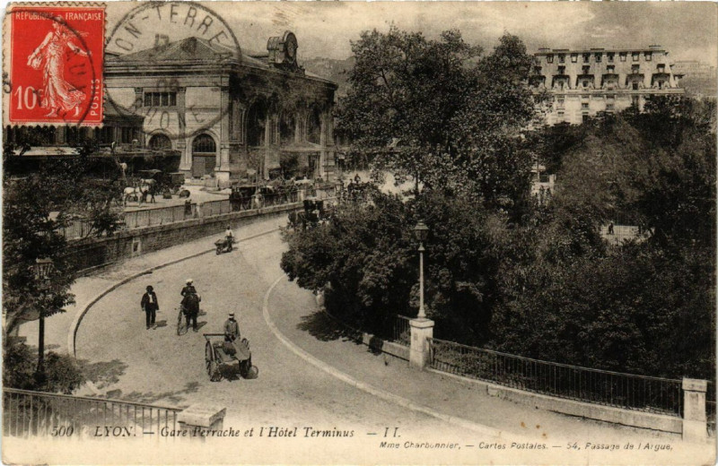 Carte postale ancienne Lyon-Gare Perrache et l'Hotel Terminus à Lyon