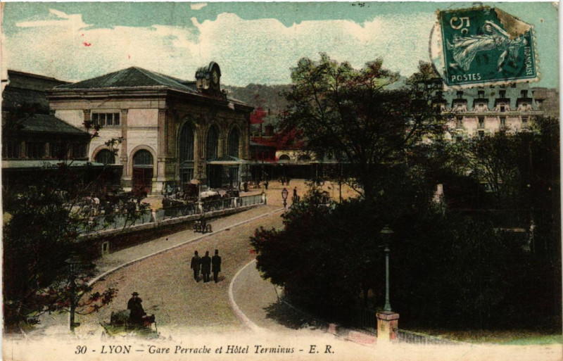 Carte postale ancienne Lyon-Gare Perrache et Hotel Terminus à Lyon