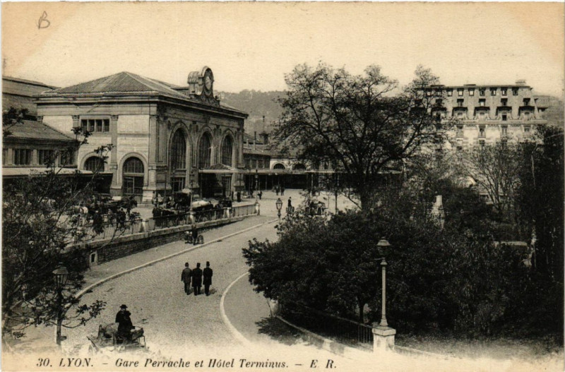 Carte postale ancienne Lyon-Gare Perrache et Hotel Terminus à Lyon