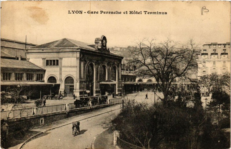 Carte postale ancienne Lyon-Gare Perrache et Hotel Terminus à Lyon