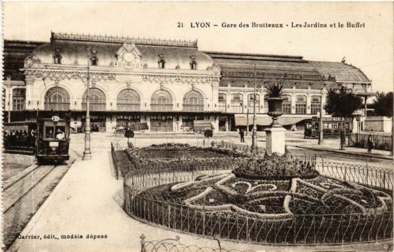 Carte postale ancienne Lyon-Gare des Brotteaux Les Jardins et le Buffet à Lyon