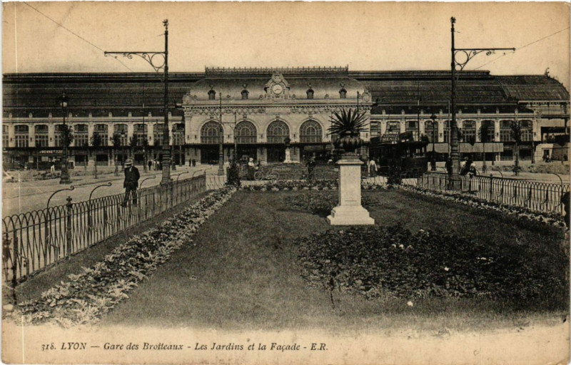 Carte postale ancienne Lyon-Gare des Brotteaux Les Jardins et la Facade à Lyon