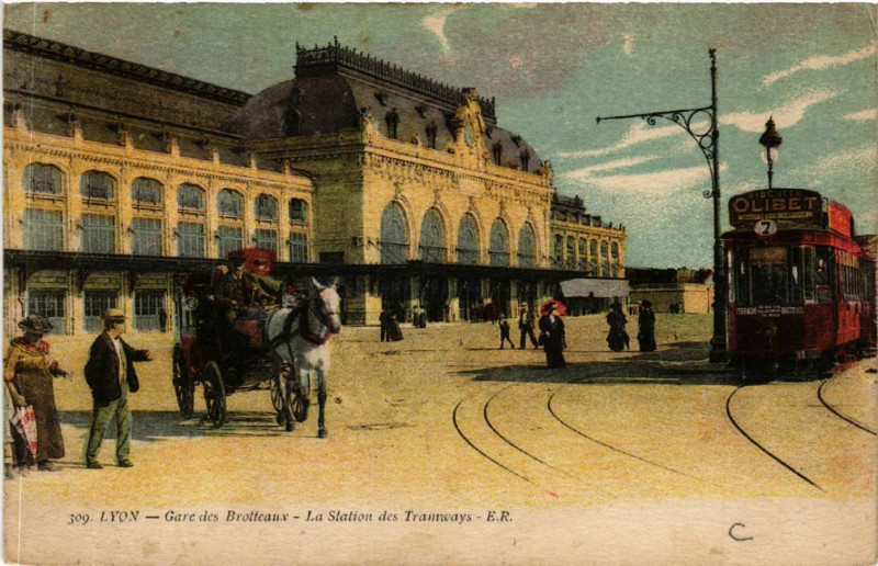 Carte postale ancienne Lyon-Gare des Brotteaux La Station des Tramways à Lyon