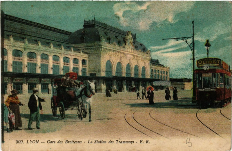 Carte postale ancienne Lyon-Gare des Brotteaux La Station des Tramways à Lyon