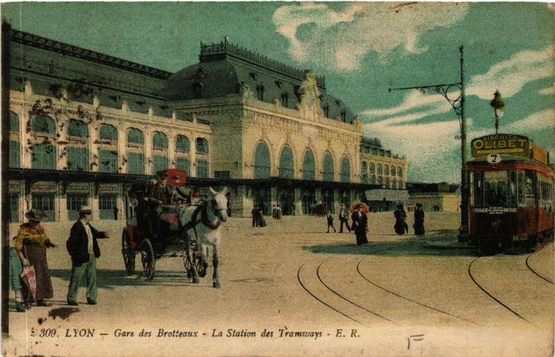 Carte postale ancienne Lyon-Gare des Brotteaux La Station des Tramways à Lyon