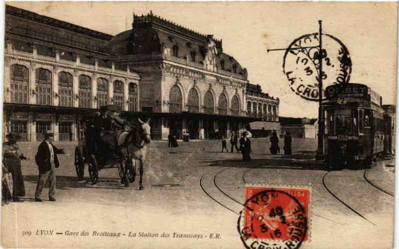 Carte postale ancienne Lyon-Gare des Brotteaux La Station des Tramways à Lyon