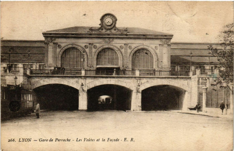 Carte postale ancienne Lyon-Gare de Perrache. Les Voutes et la Facade à Lyon