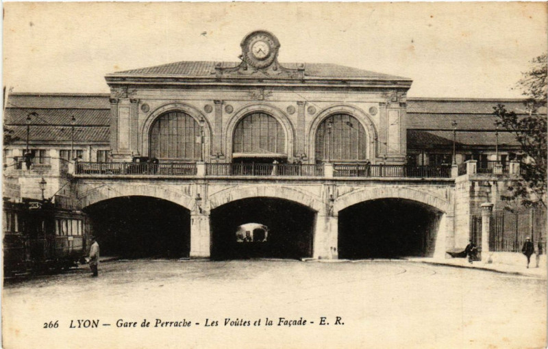 Carte postale ancienne Lyon-Gare de Perrache-Les Voutes et la Facade à Lyon