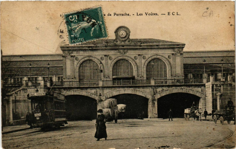 Carte postale ancienne Lyon-Gare de Perrache-Les Voutes à Lyon