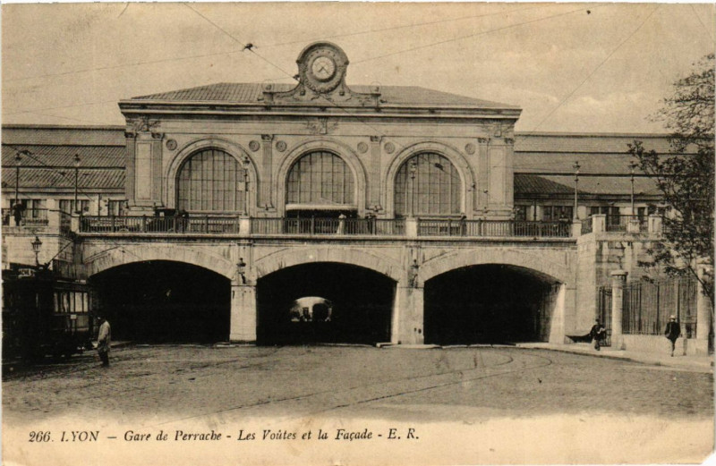 Carte postale ancienne Lyon-Gare de Perrache Les Voutes et la Facade à Lyon
