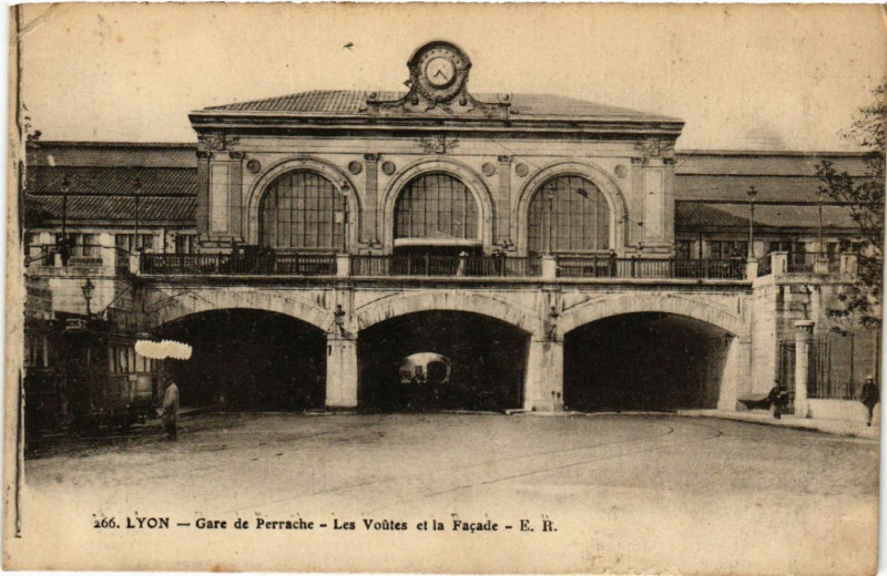 Carte postale ancienne Lyon-Gare de Perrache Les Voutes et la Facade à Lyon