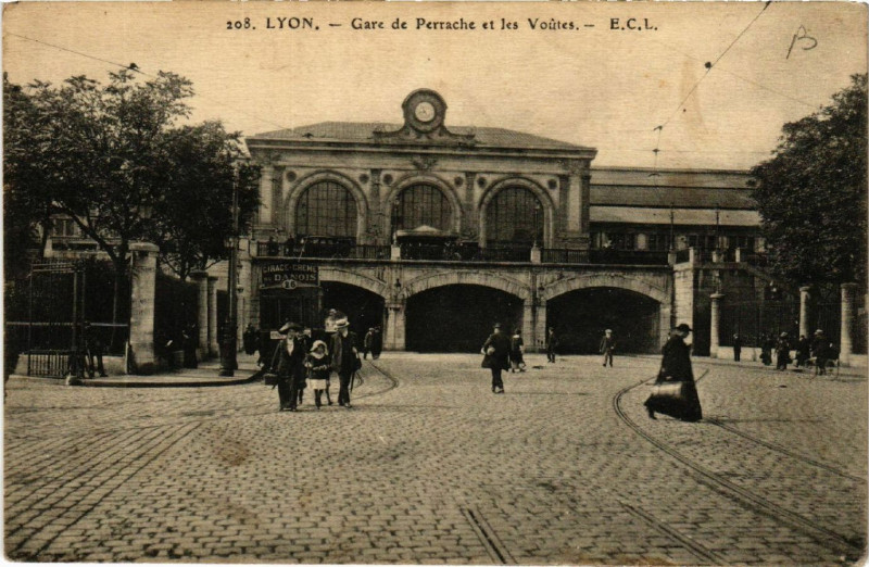 Carte postale ancienne Lyon-Gare de Perrache et les Voutes à Lyon