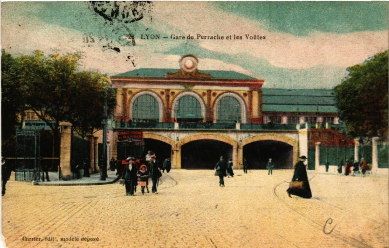 Carte postale ancienne Lyon-Gare de Perrache et les Voutes à Lyon