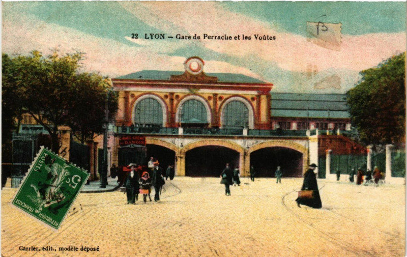 Carte postale ancienne Lyon-Gare de Perrache et les Voutes à Lyon