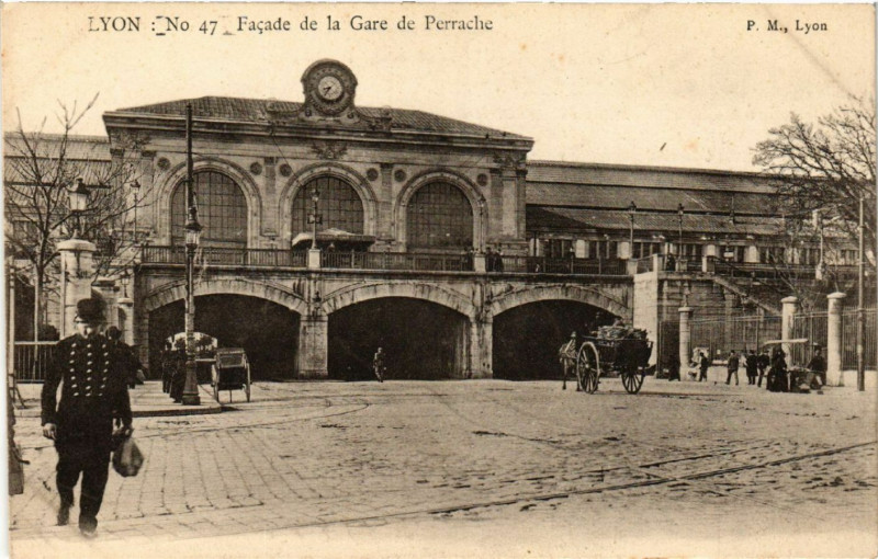 Carte postale ancienne Lyon-Facade de la Gare de Perrache à Lyon