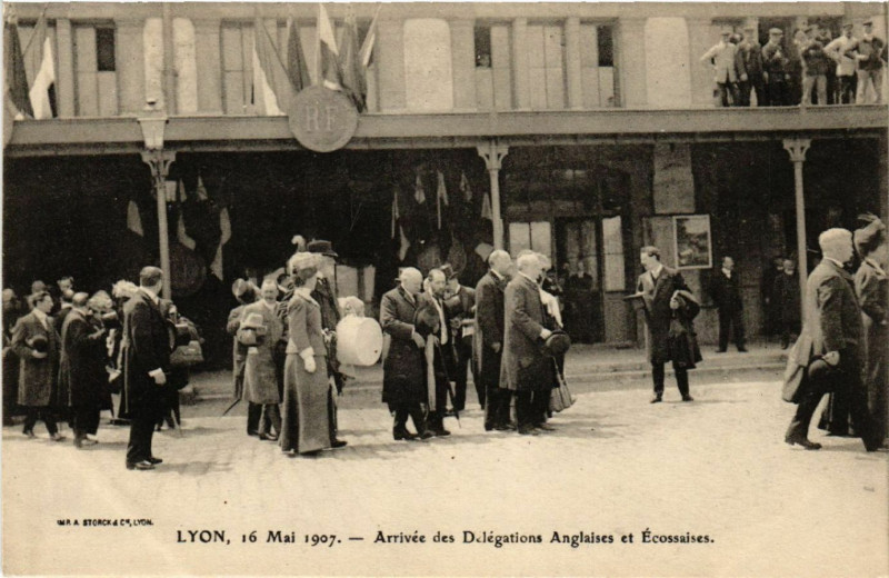 Carte postale ancienne Lyon-Arrivée des Delegations Anglaises et Ecossaises à Lyon