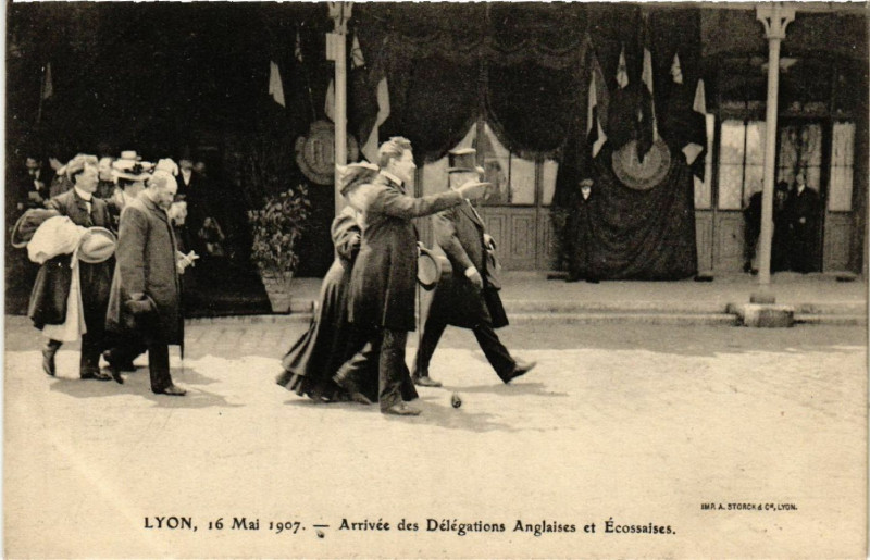 Carte postale ancienne Lyon-Arrivée des Delegations Anglaises et Ecossaises à Lyon