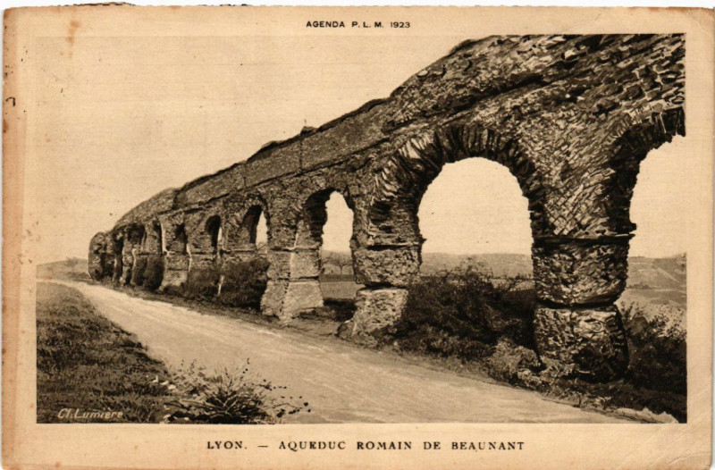 Carte postale ancienne Lyon Aqueduc Romain de Beaunant à Lyon