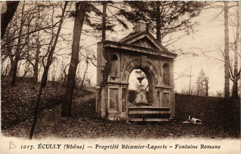 Carte postale ancienne Ecully Propr. Recamier-Laporte Fontaine Romane à Écully