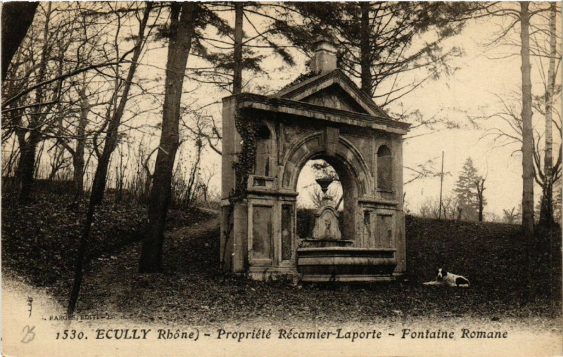 Carte postale ancienne Ecully Propr. Recamier-Laporte Fontaine Romane à Écully